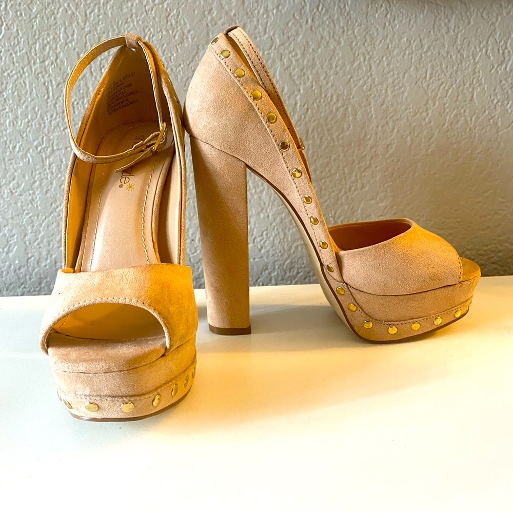 Gorgeous light pink platform heels from Shoe Dazzle